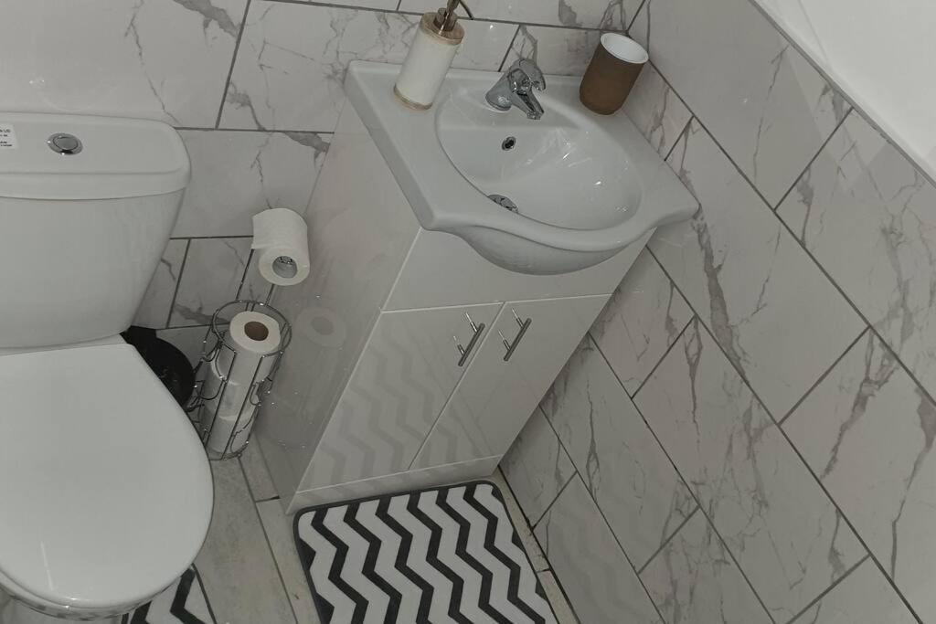 Exquisite And Modern 2 Bed Maisonette Holiday home *