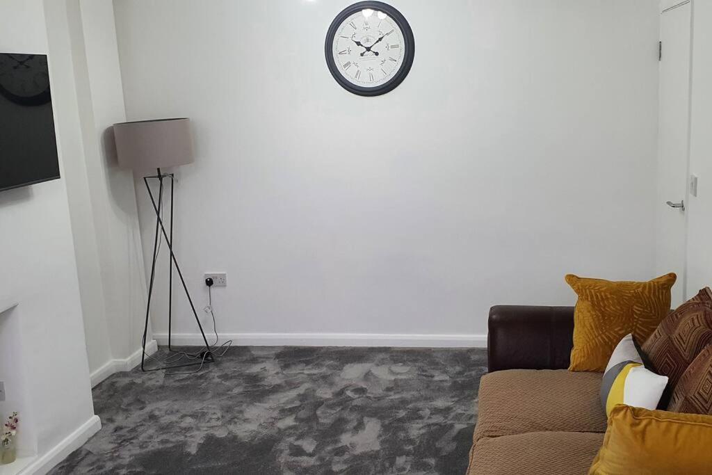 Exquisite And Modern 2 Bed Maisonette Holiday home *