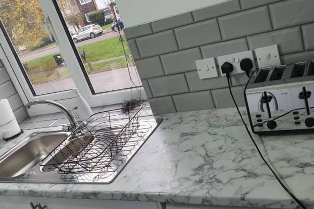 Exquisite And Modern 2 Bed Maisonette Holiday home Harmondsworth