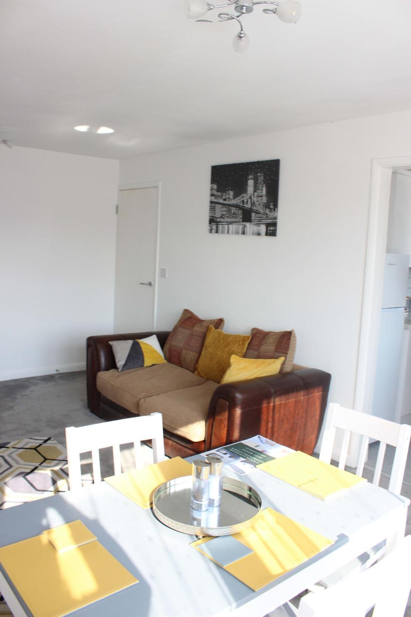 Exquisite And Modern 2 Bed Maisonette Harmondsworth
