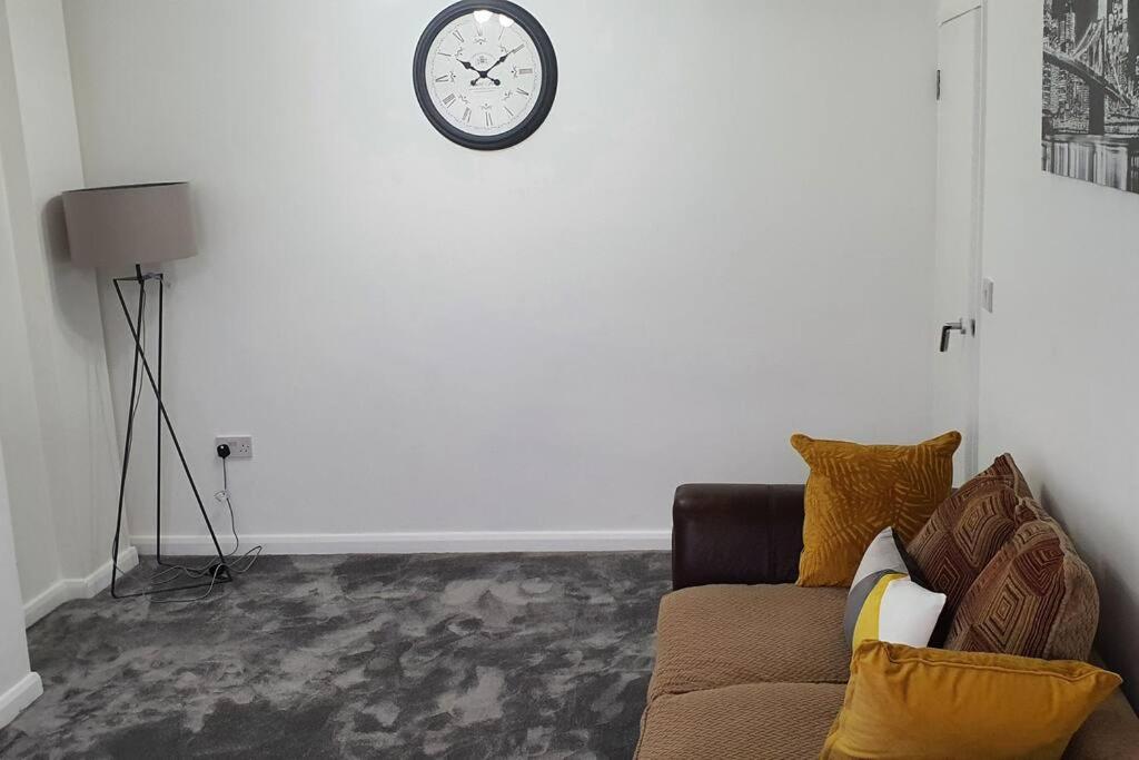 Exquisite And Modern 2 Bed Maisonette * Harmondsworth